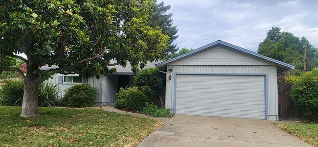 Building Photo - Beautifully Updated 3 Bedroom 2 Bathroom Home in the Highly Desirable S. Land park Neighborhood