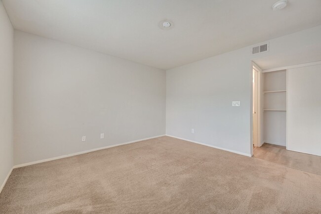 Building Photo - Beautifully remodeled ground-floor, 2 bed 2 bath condo