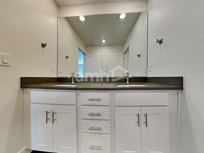 Building Photo - 3934 Wyedale Wy