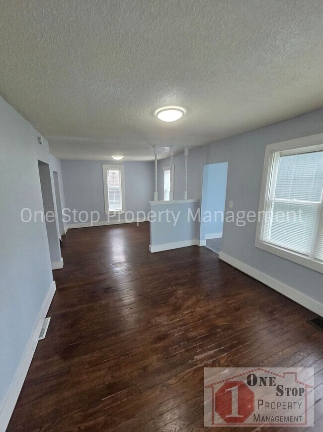 Building Photo - Beautiful 4 Bedroom 2 Bathroom in Kansas City!