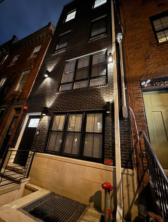 Building Photo - 1924 Bainbridge St