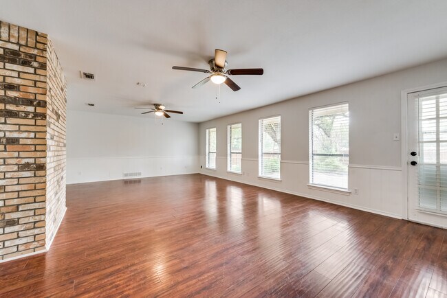 Building Photo - 923 S Greenstone Ln