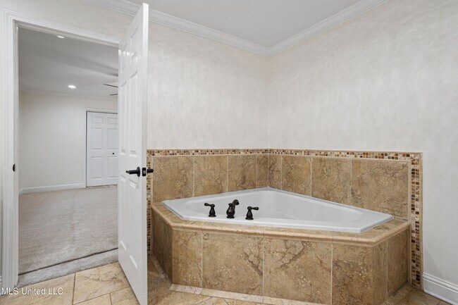 Building Photo - Beautifully Remodeled Home in Historic Gul...