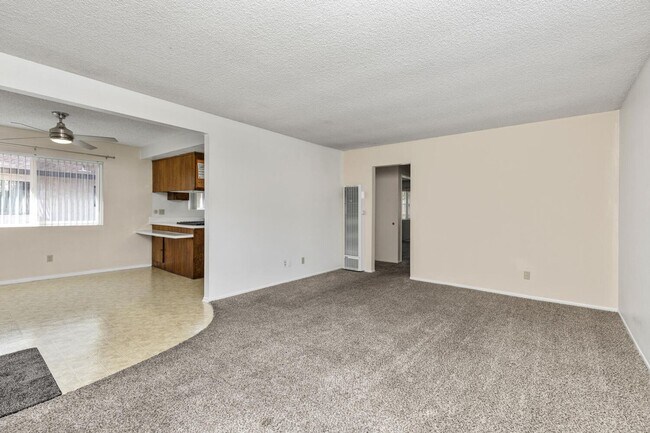 Building Photo - Move-in Ready Condo!