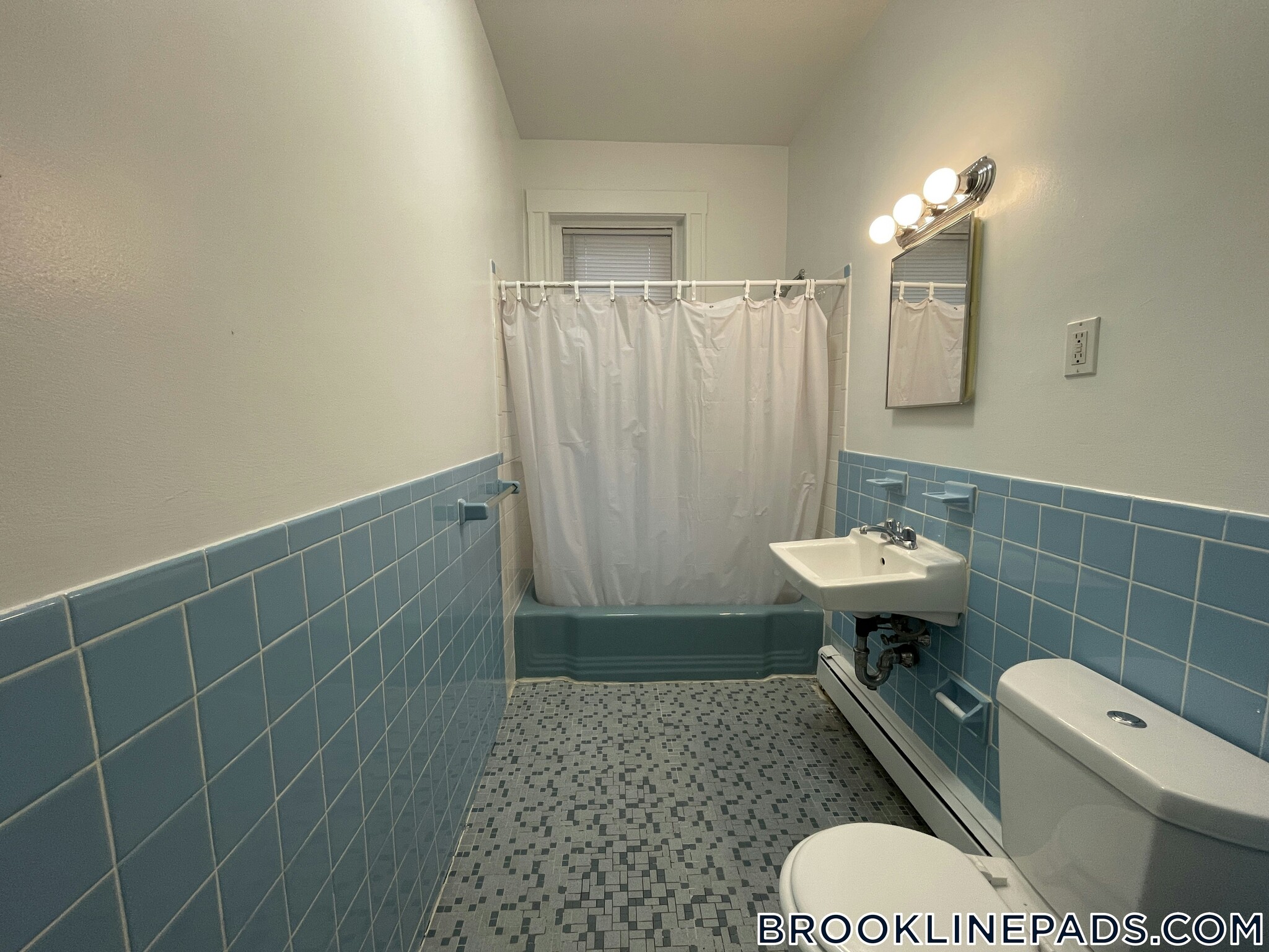 Building Photo - 1539 Beacon St