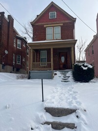 Building Photo - 2 bedroom, plus bonus room!