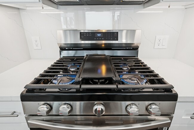 Building Photo - 32 Jones St