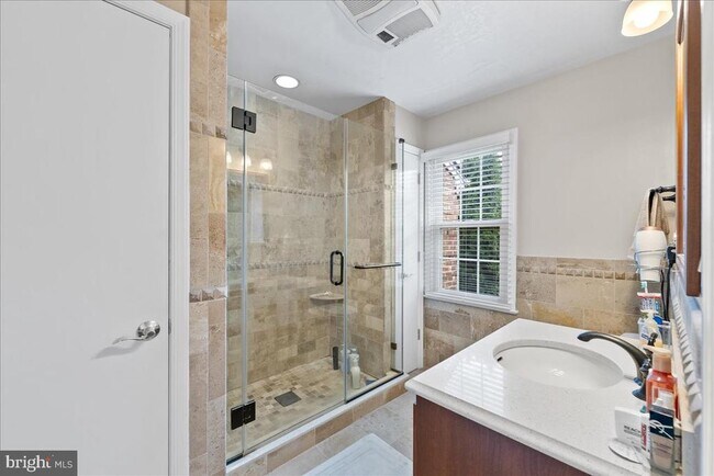 Building Photo - 7252 Greentree Rd