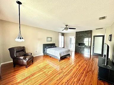 Building Photo - Luxury Updated Pool-Style Retreat on Quiet Cul-de-Sac