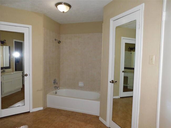 Building Photo - 2711 River Birch Dr