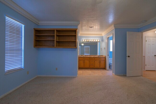 Building Photo - Spacious Stand Alone Home