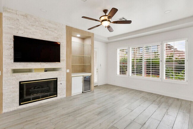 Building Photo - 5 Bedroom Pool Home Located In Summerlin G...