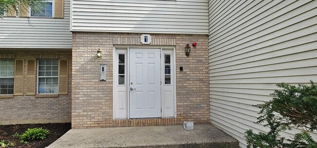 Primary Photo - 1 Acorn Ln