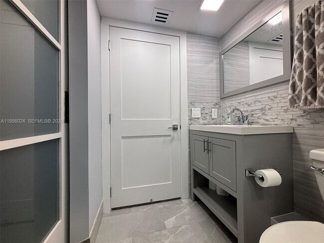 Building Photo - 10865 SW 112th Ave