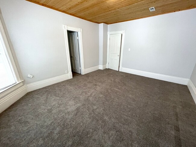 Building Photo - Large home on corner lot in great north si...