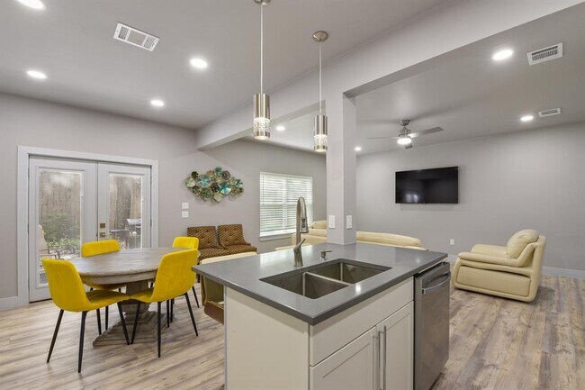 Building Photo - 24700 Whitney Dr