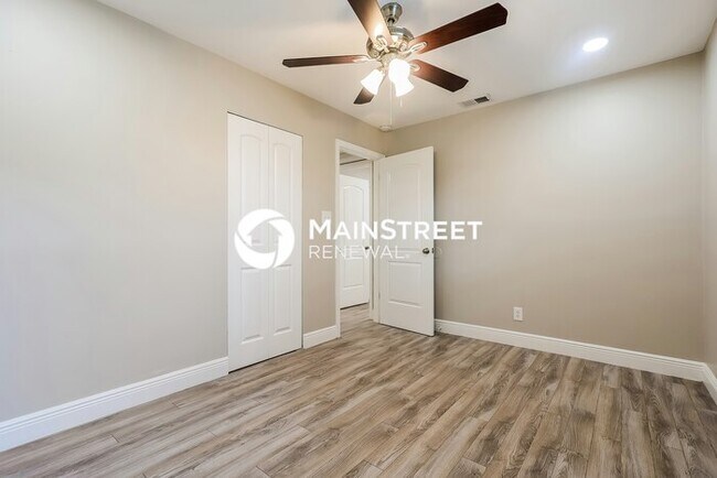 Building Photo - 4 Bedroom Pet-Friendly Home in Tampa, FL with Main Street Renewal