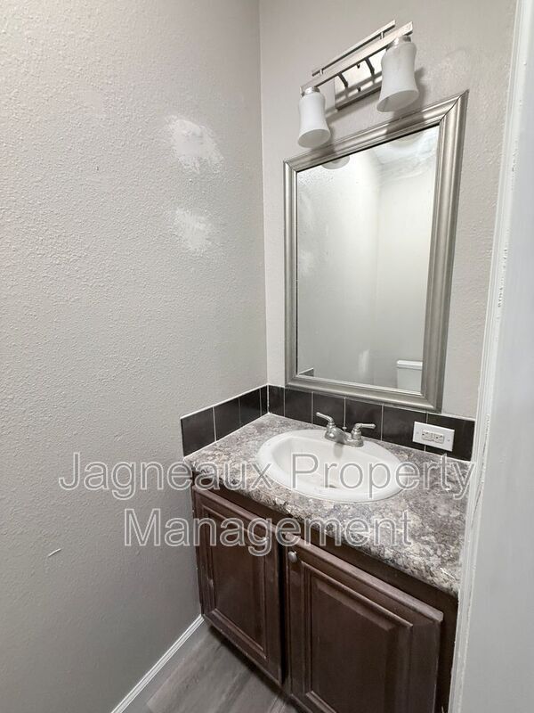 Building Photo - 816 Shady Ln