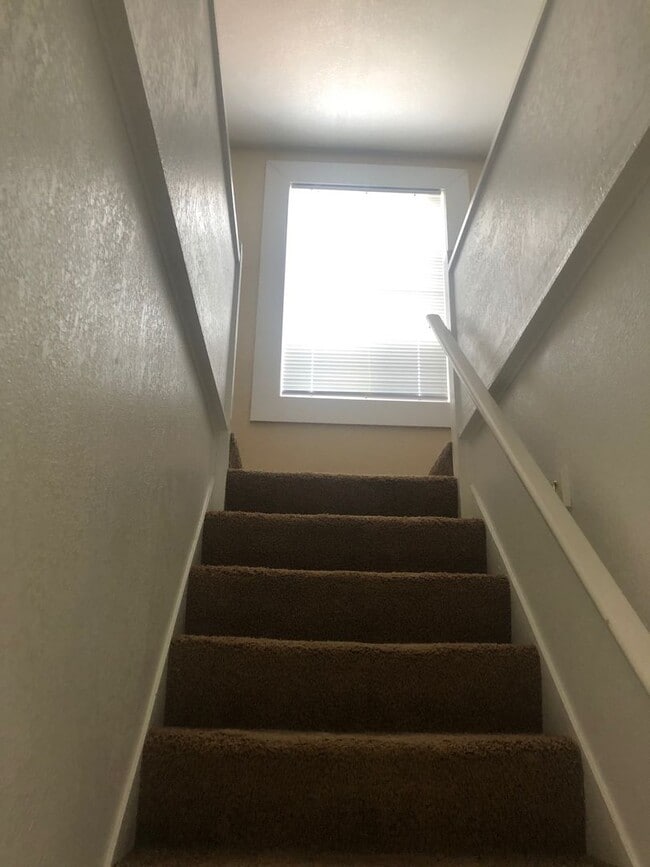 Building Photo - 3-Bedroom 1-Bath (A/C) Private Back Yard - Garage $1,875 (Albany)