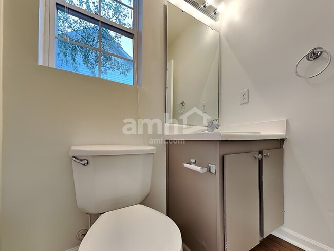 Building Photo - 704 Marjam Ln