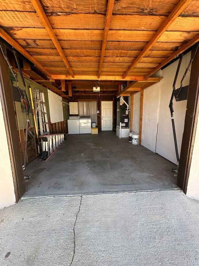 Building Photo - Newly Remodeled 2 bed 1 bath home!