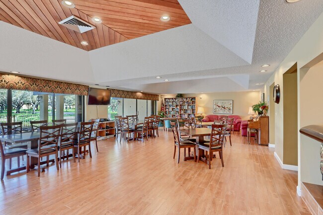 Building Photo - 5390 Woodland Lakes Dr