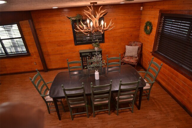 Building Photo - 2611 Primrose Dr