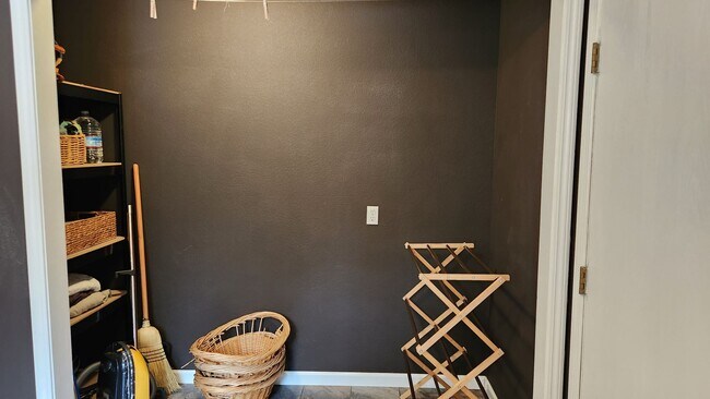 Building Photo - Large Home Close to Town In The Trees