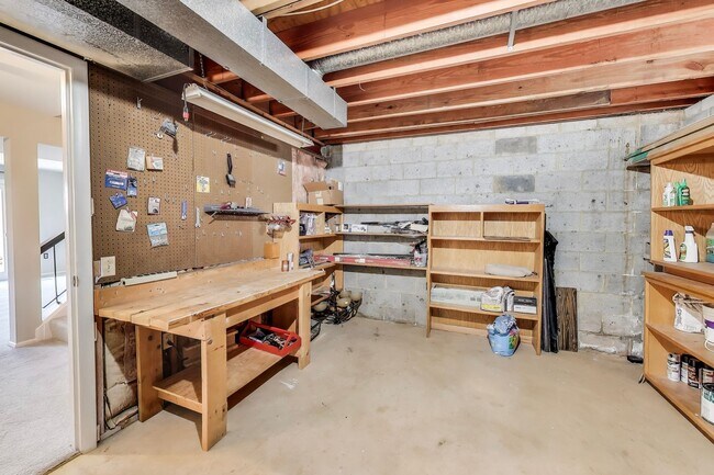 Building Photo - 3 bed + 2 Full + 2 half Bath - End Unit TH