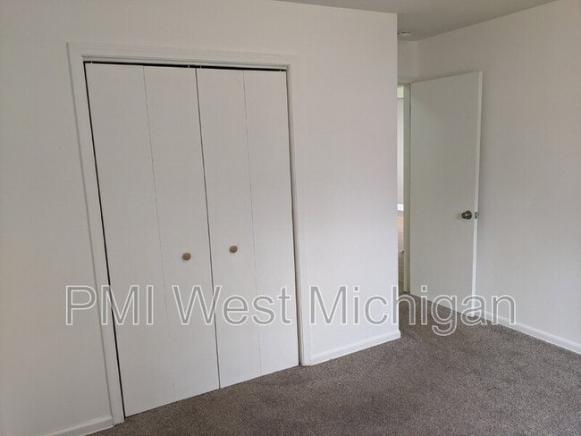 Building Photo - 2102 36th St SW