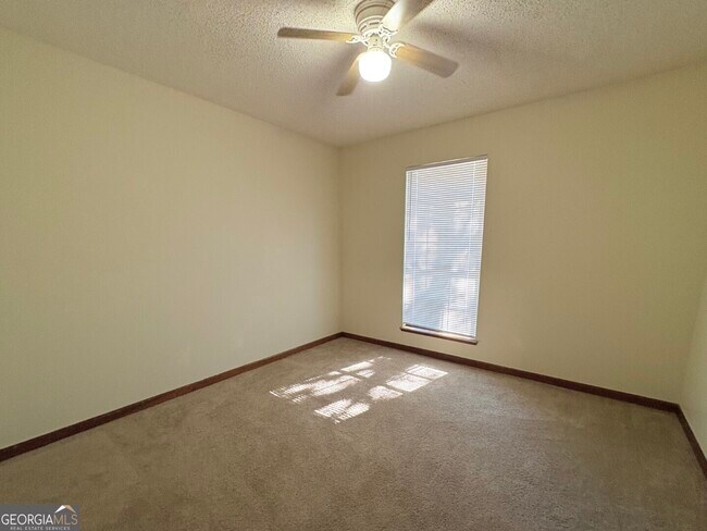 Building Photo - 204 Tanglewood Dr