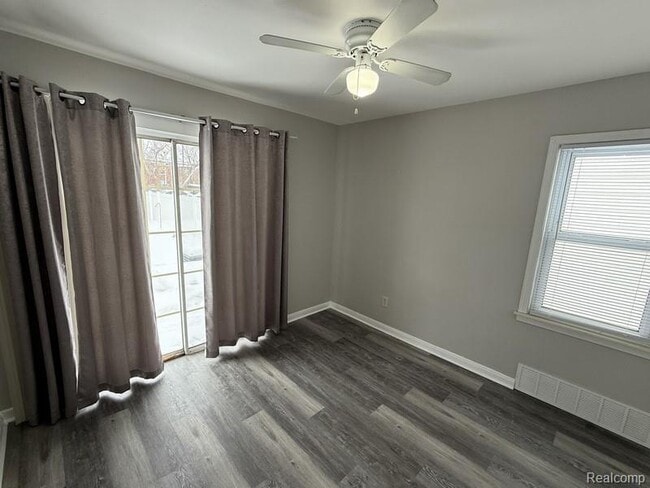 Building Photo - 1465 E 14 Mile Rd