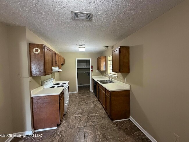 Building Photo - 1695 Ravenwood Ln