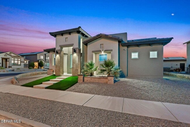 Building Photo - 2621 Maria Casas St