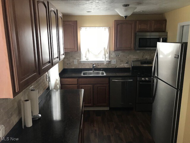 Building Photo - 920 Mannering Rd