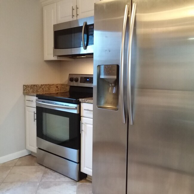 Building Photo - Belmont-Vandy-Music Row Area.  Washer&Dryer.