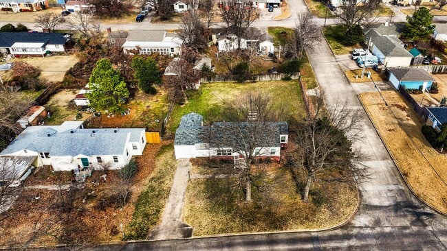 Building Photo - Adorable move in ready bungalow.