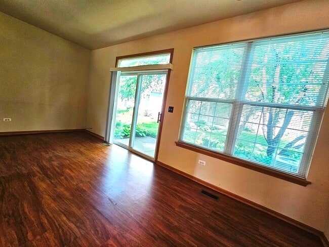 Building Photo - 2944 White Thorn Cir
