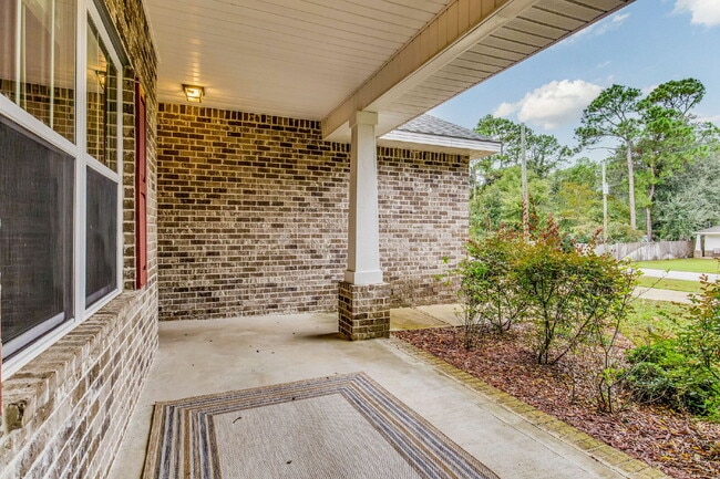 Building Photo - This beautifully maintained 3-bedroom, 2-bathroom residence offers the perfect blend of comfort, ...