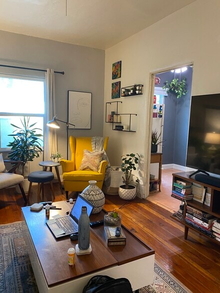 liv rom, 1 bdrm - 1201 N Orange Grove Ave