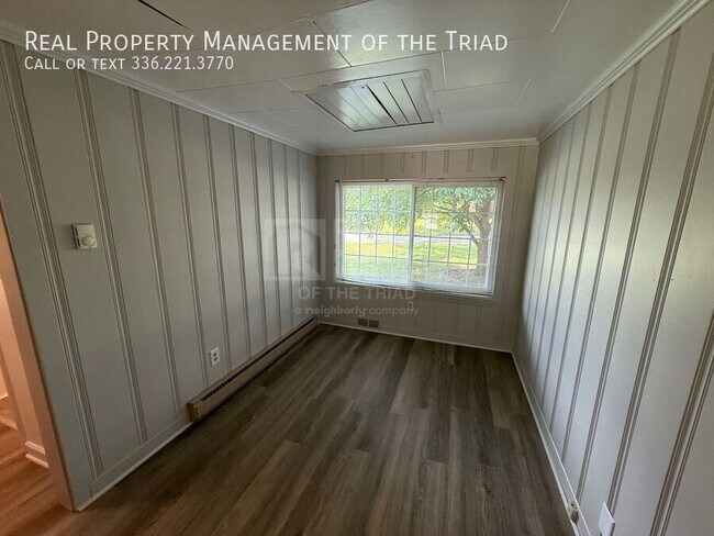 Building Photo - 3300 Anderson Dr