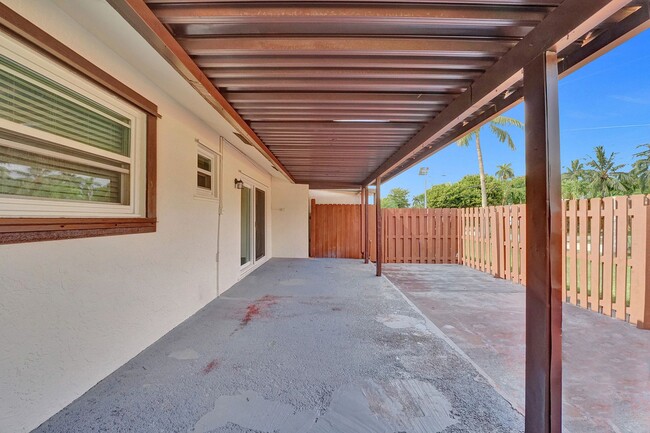 Building Photo - Beautifully Renovated 3BR/2BA Townhome in ...