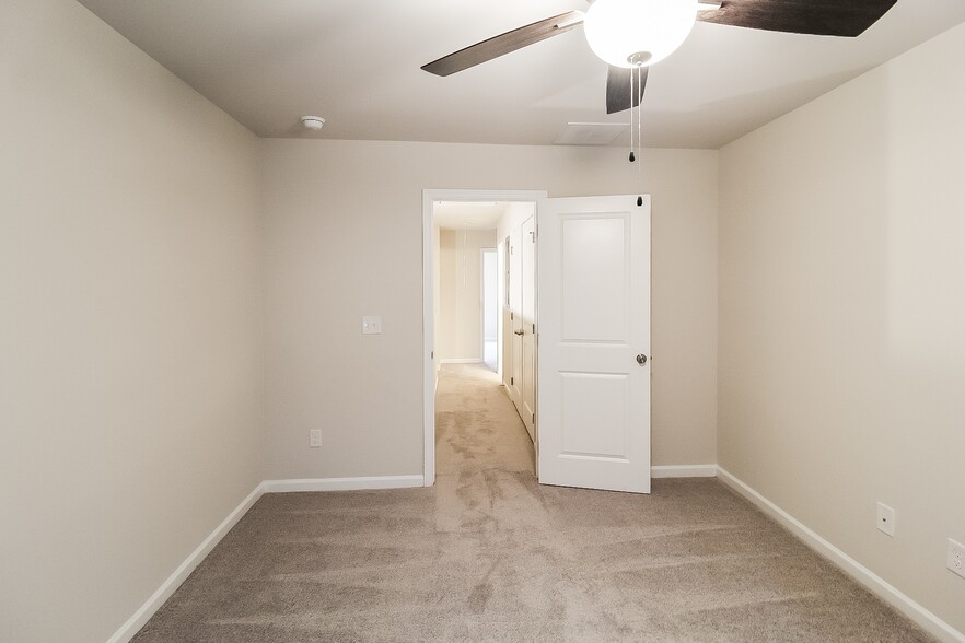 Building Photo - 2855 Saratoga Lake View