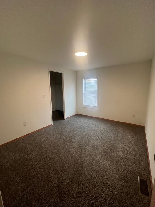 Building Photo - Large 3 bed 2 bath mobile