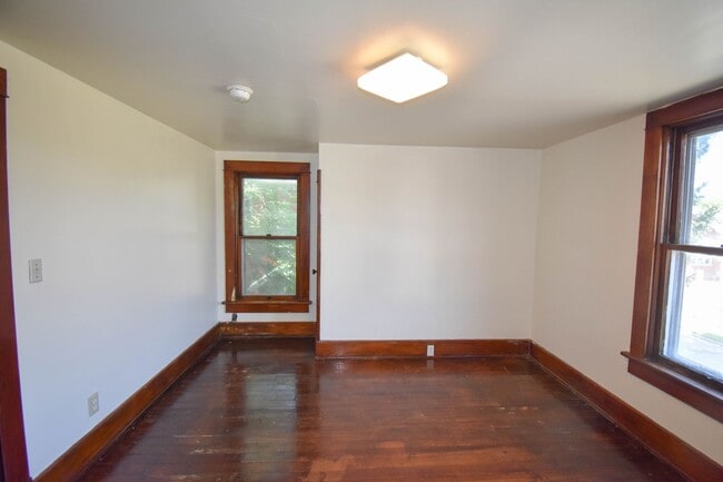 Building Photo - 205-205 S Summit St