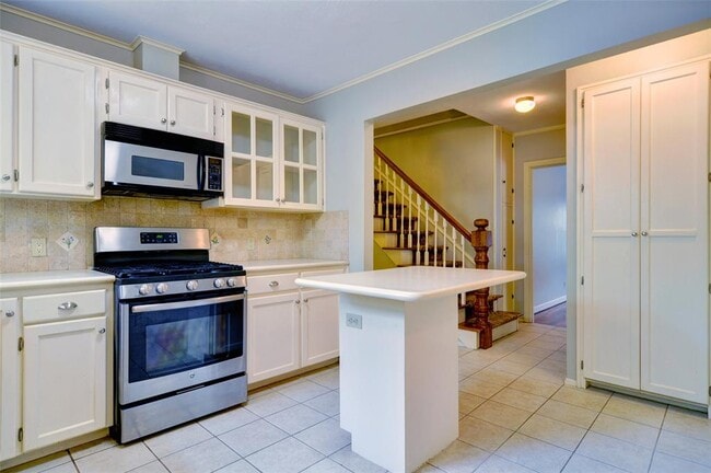 Building Photo - 3197 Westcliff Rd W