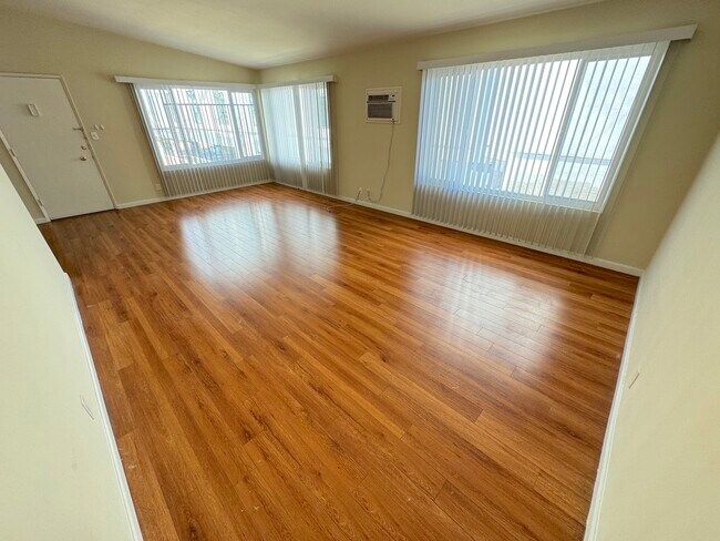 Building Photo - 521 S Manhattan Pl