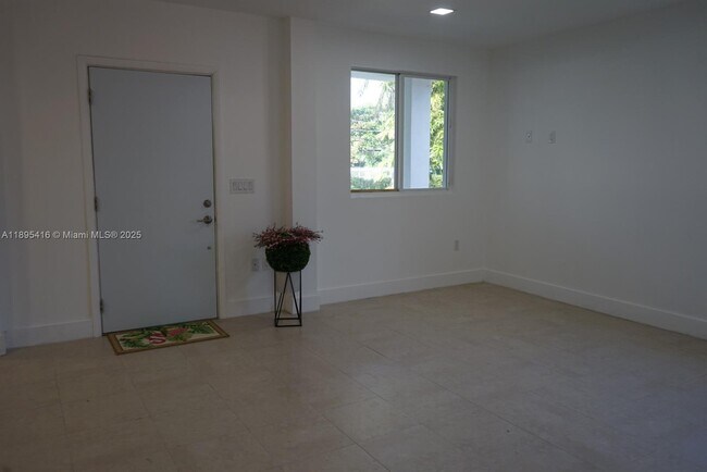 Building Photo - 1450 NE 147th St