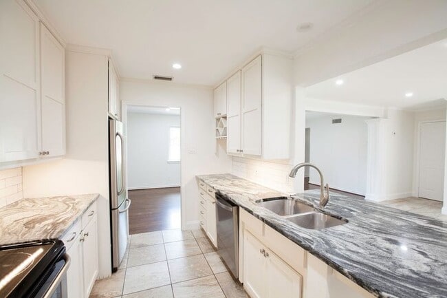 Building Photo - 10140 Shadyview Dr