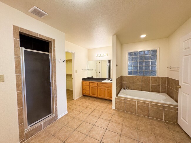 Building Photo - 123 La Paloma Dr